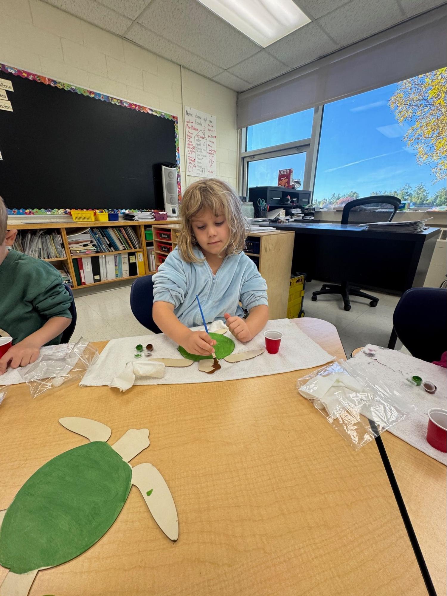 Jessica Somers leading an outdoor Land-Based Learning session in Northern Ontario, demonstrating the connection between local ecosystems and Woodland style artistic motifs.